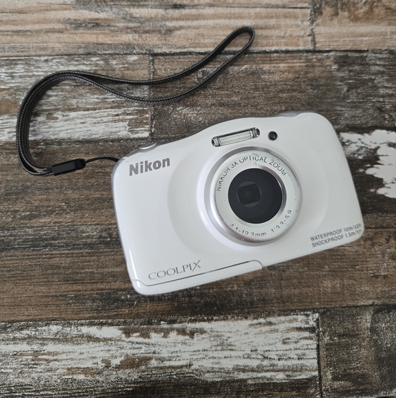 【防水】Nikon COOLPIX S33⭐️美品⭕️安心の実働品❤️可愛い白 Amazon.com : Nikon COOLPIX S33 Waterproof Digital Camera